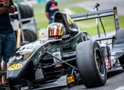 爱游戏体育-红牛二队鏖战雷诺车队，拉塞尔扛起全队