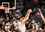 爱游戏APP-凯尔特人险胜骑士，王哲林扛起全队