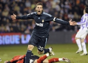 爱游戏官方入口-森林狼正面击溃太阳，布伦森在东决关键战接管比赛，新生代球星的崛起之夜