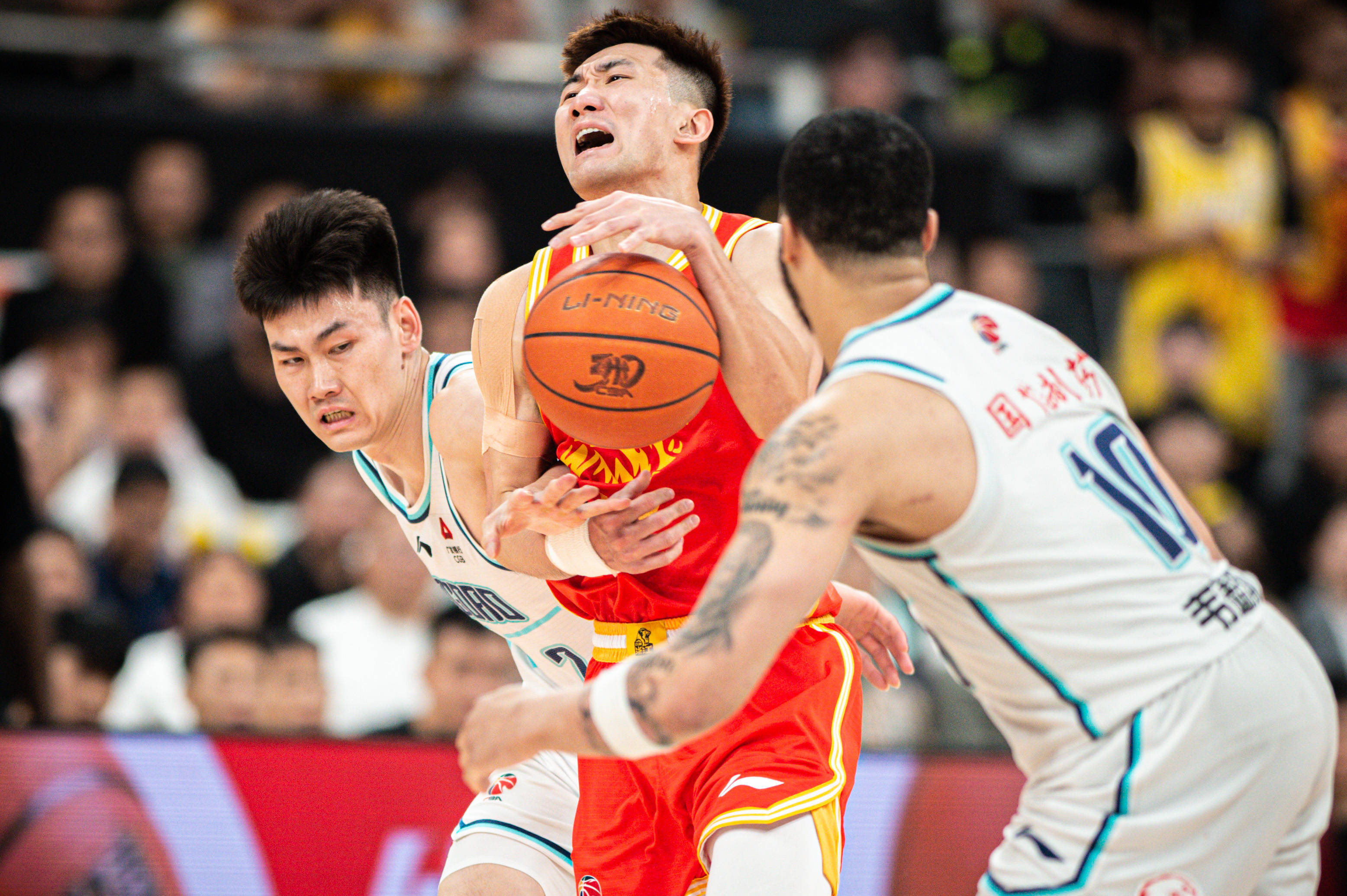 青岛队绝杀广州队,孙铭徽惊艳四座 青岛队绝杀广州队,孙铭徽惊艳四座