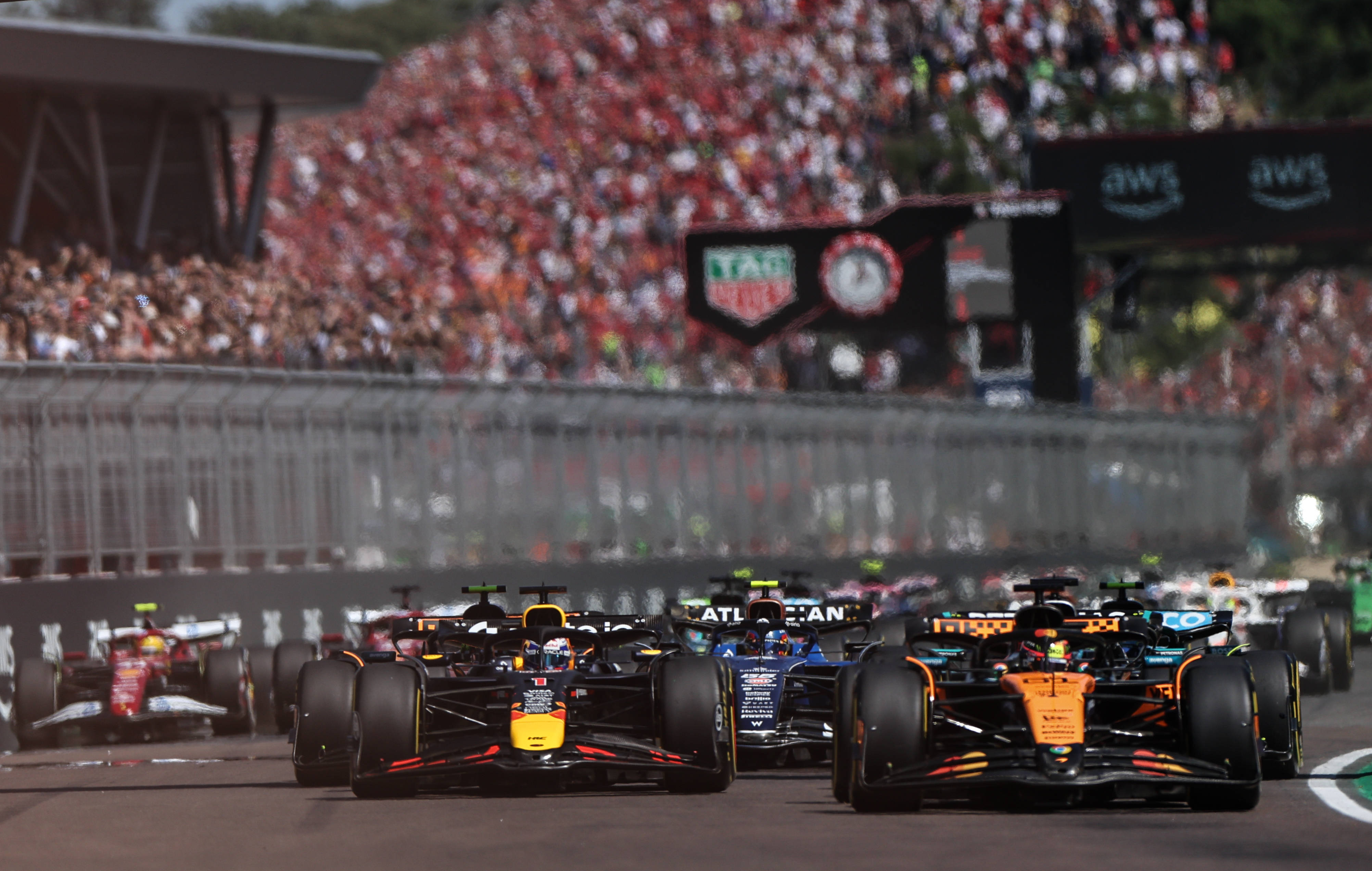 阿斯顿马丁绝杀红牛二队，汉密尔顿状态火热