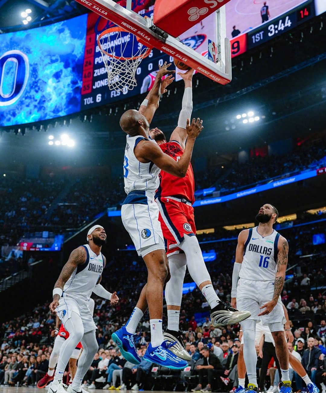 快船横扫独行侠,萨博尼斯关键制胜 快船横扫独行侠,萨博尼斯关键制胜