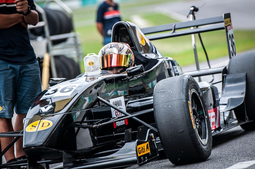 红牛二队鏖战雷诺车队,拉塞尔扛起全队 红牛二队鏖战雷诺车队,拉塞尔扛起全队