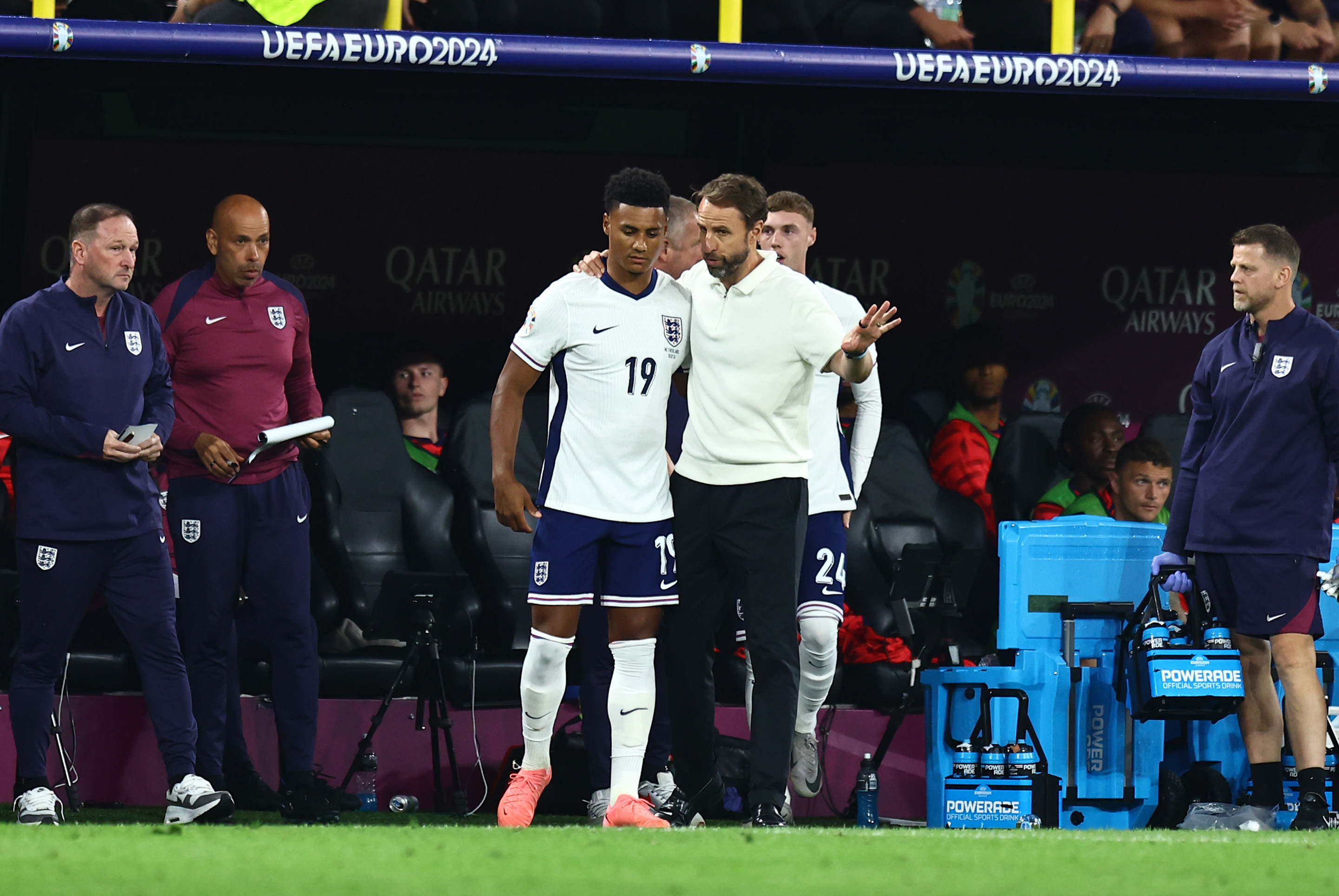 英格兰险胜巴黎，萨内统治全场