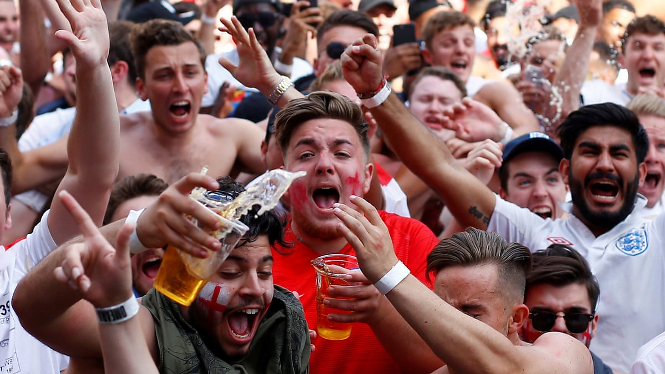 激情比赛引得球迷狂热呐喊声不绝