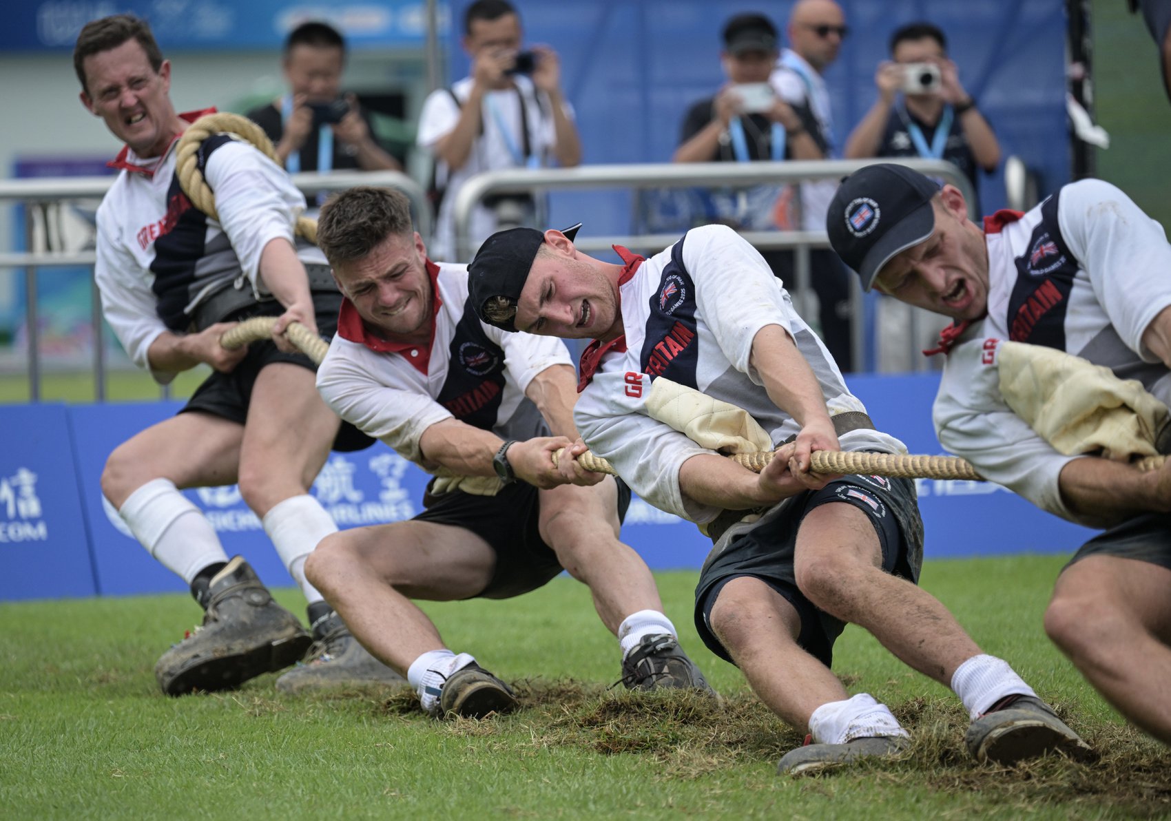 精彩绝伦的比赛中,一支球队力挽狂澜 精彩绝伦的比赛中,一支球队力挽狂澜